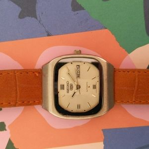 Vintage 80s Seiko Watch w/ leather band